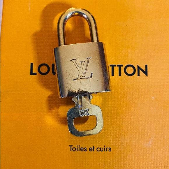 Louis Vuitton brass lock set with key #313 Authentic padlock - Picture 4 of 4